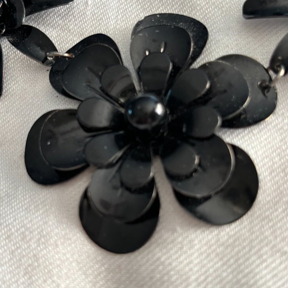 Claire’s Black Enamel Flower Statement Necklace Floral Bib Gunmetal Chain - Picture 2 of 10